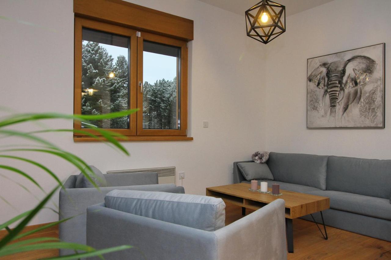Apartment La *